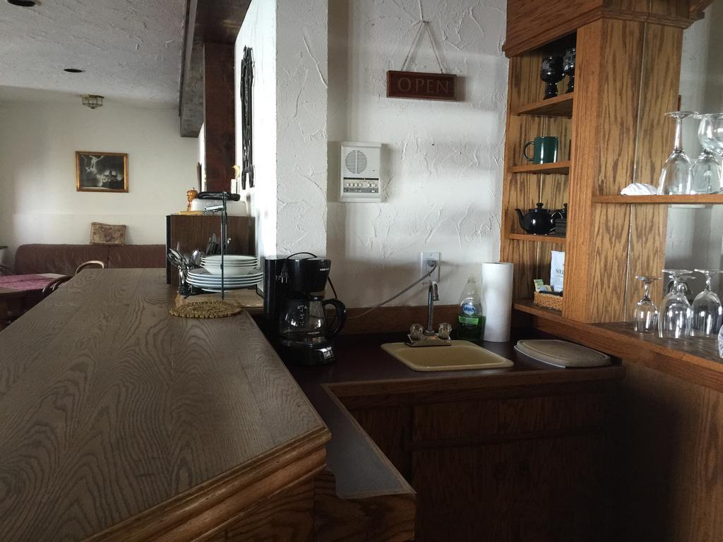 Vancouver Island Castle Cove Inn Шемейнюс Екстериор снимка